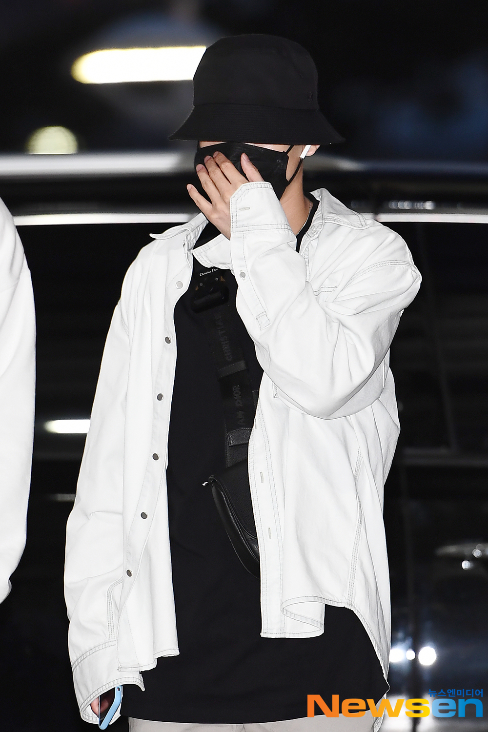 EXO (EXO) members Suho, Chan Yeol, Kai, Baekhyun, Sehun and Chen departed for Thailand Bangkok on September 19 afternoon to attend EXO PLANET #5 - EXpLOration - In Bangk schedule through the Incheon International Airport in Unseo-dong, Jung-gu, Incheon.EXO (EXO) member Chen is leaving for Thailand Bangkok.exponential earthquake