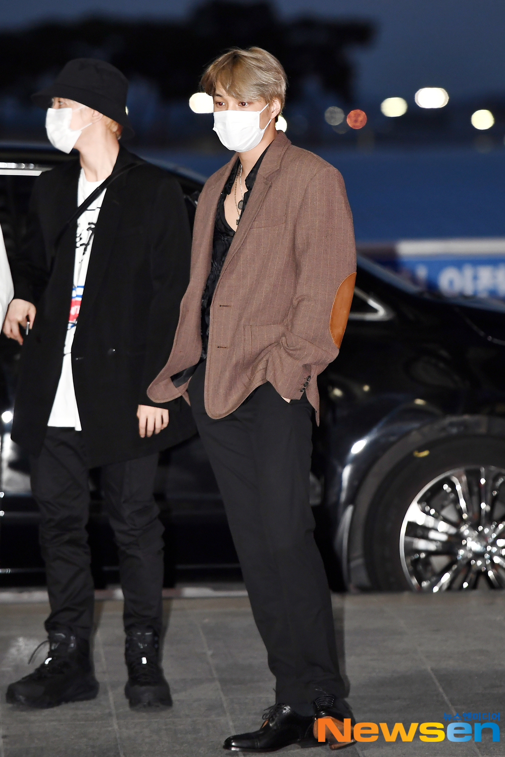 EXO (EXO) members Suho, Chan Yeol, Kai, Baekhyun, Sehun and Chen departed for Thailand Bangkok on September 19 afternoon to attend EXO PLANET #5 - EXpLOration - In Bangk schedule through the Incheon International Airport in Unseo-dong, Jung-gu, Incheon.EXO (EXO) member Kai is leaving for Thailand Bangkok.exponential earthquake