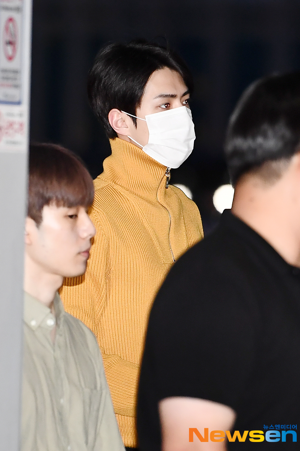 EXO (EXO) members Suho, Chan Yeol, Kai, Baekhyun, Sehun and Chen departed for Thailand Bangkok on September 19 afternoon to attend the EXO PLANET #5 - EXpLOration - In Bangk schedule through the Incheon International Airport in Unseo-dong, Jung-gu, Incheon.EXO (EXO) member Sehun is leaving for Thailand Bangkok.exponential earthquake
