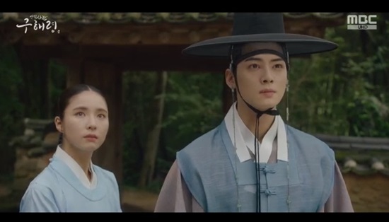 Shin Se-kyung Cha Eun-woo found that the four-second was hidden in the melted sugar.Rookie Historian Goo Hae-ryung Lee Rim (Cha Eun-woo) approached the death of Father in the 35-36 episode of MBCs tree drama Rookie Historian Goe-ryung, which was broadcast on September 19 (played by Kim Ho-soo/directed by Kang Il-soo Han Hyun-hee) I did.Rookie Historian Goo Hae-ryung knew that the lungs were hoaxes, and when Irim asked how he knew that, he confided in my past.Rookie Historian Goo Hae-ryung confessed that 20 years ago, the preface of Father Youngan died of a crime of indecent contempt, and that he went to Qing Dynasty with Koo Jae-kyung (Fairy Hwan), a disciple of Father, and became Rookie Historian Goo Hae-ryung.Rookie Historian Goo Hae-ryung said he had lived pretending to know nothing and now he did not want to do it.Rookie Historian Goo Hae-ryung wondered why Father became a reverse prisoner and why Hodam became a master, and Irim also questioned past history.Lee Lim confirmed the diary of Seung Jung Won on the day when he was born and the king died, and asked Lee Jin (Park Ki-woong) whether the story of my birth was written in any line.Lee Jin said his mother had been giving birth to Irim in Saga, but Irim did not believe it.Lee visited the king (Kim Min-sang), and when the king did not meet him, he asked, Do you not wonder if he is okay?When the king came out a long time later, Irim asked, Have I ever been fond of you for a moment? And the king did not answer.Rookie Historian Goo Hae-ryung cried together with such a rim in his arms.Rookie Historian Goo Hae-ryung knew the existence of Kim Il-mok, who did not give a past reef through the documents hidden by his brother Koo Jae-kyung, and Min Woo-won (Lee Ji-hoon) said, I am a person who was beheaded as a sinner in the band.Rookie Historian Goo Hae-ryung went to the bookstore and asked, Is there a private librarian who has written the work of the past year? And was surprised to hear that he could not find anywhere.The book, Hodam Teachers Exhibition, was spread inside the palace.Someone spread the Hodam Teachers Exhibition, and the book contained all the processes of Hodam and Youngan making a Seoraewon to open a new world, learning Western words and medicine, misunderstood around them, and eventually being killed.Rookie Historian Goo Hae-ryung looked at the book and was in a fever of the truth of Fathers mortal death.Lee Rim also read Hodam Teacher, and Rookie Historian Goo Hae-ryung talked about Kim Il-mok.The two went out to find an acquaintance of Kim Il-mok, and he expressed his gratitude when Rookie Historian Goo Hae-ryung introduced himself as a girl of the spirit, and lastly said, There is a paper on the island with a blue forest.At that, Irim headed to the meltdown party with Rookie Historian Goo Hae-ryung.Yoo Gyeong-sang