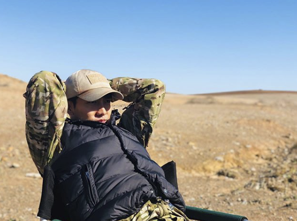 Actor Lee Seung-gi is waiting for the first broadcast of Vagabond.Lee Seung-gi posted a picture of himself on his instagram on the afternoon of the 19th with an article entitled D-1 #vagabond # Charging.In the photo, Lee Seung-gi sits on an endless moorland and poses a wonderful pose, with charismatic eyes and facial expressions robbing the viewers gaze.This is why fans are waiting for the first broadcast of Vagabond.SBSs new gilt drama Vagabond (VAGABOND) (playplay by Jang Young-chul, Jung Kyung-soon, directed by Yoo In-sik) is a drama that uncovers a huge nationality non-propit found in a concealed truth by a man involved in a civil-port passenger plane crash.It is a huge project that has been filming overseas rockets between Morocco and Portugal for a year.It is expected to be a spy action melodrama that unfolds dangerous and naked adventures of the wanderers who have lost their families, affiliations, and even their names.Lee Seung-gi was a stuntman who had a dream of wrinkled the action film industry with Jackie Chan as a role model in the play, but after losing his nephew to a civil flight Crash, he played the role of Cha Dal-gun, a chaser who lives the truth of the Nationality Non-propit that was involved in the accident.The first broadcast on Tuesday at 10 p.m.SNS