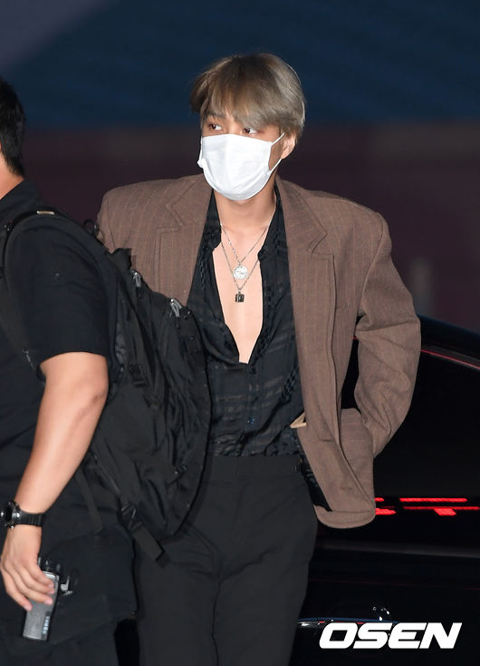 Group EXO left for Bangkok, Thailand, through Incheon International Airport Terminal 1 on the afternoon of the 19th.Group EXO Kai is moving to the departure hall.