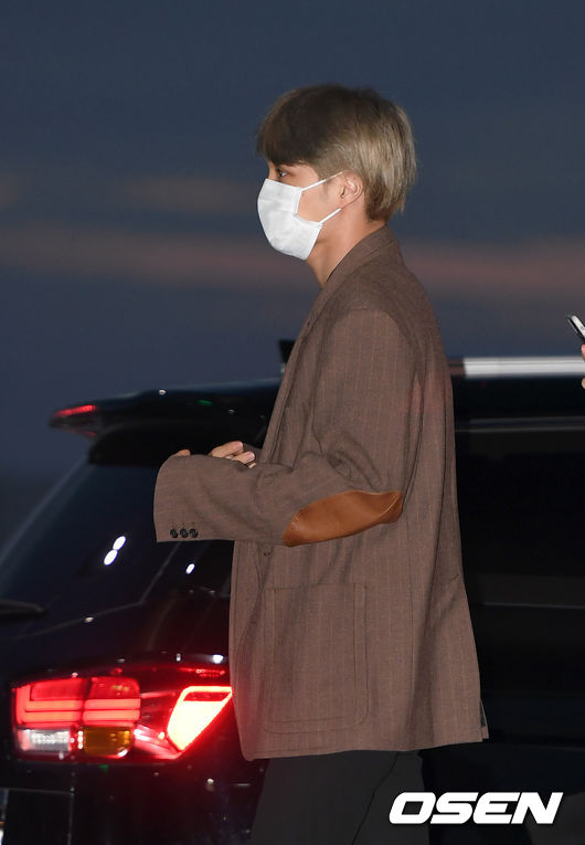 Group EXO left for Bangkok, Thailand, on the afternoon of the 19th through ICN Airport Terminal 1.Group EXO Kai is moving to the departure hall.