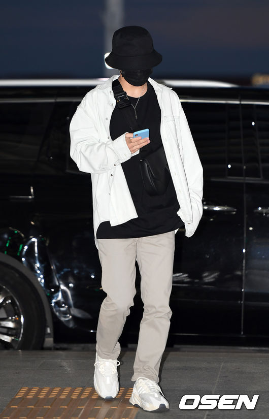 Group EXO left for Bangkok, Thailand, through Incheon International Airport Terminal 1 on the afternoon of the 19th.Group EXO Chen is moving to the departure hall.