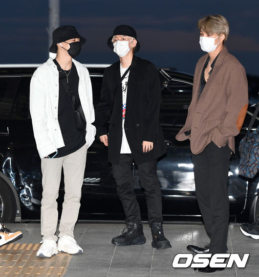 Group EXO left for Bangkok, Thailand, on the afternoon of the 19th through Incheon Airport Terminal 1.Groups EXO Chen, Baekhyun and Kai are moving to the departure hall.