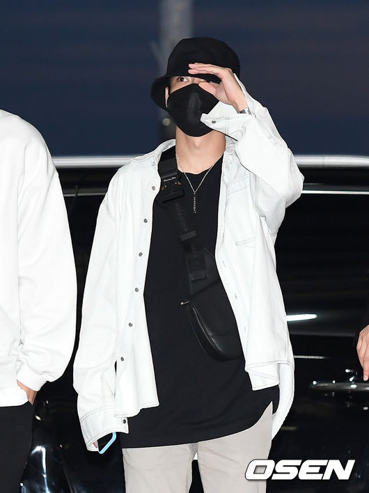 Group EXO left for Bangkok, Thailand on the afternoon of the 19th through ICN airport KIX Passenger Terminal l.Group EXO Chen is moving to the departure hall.
