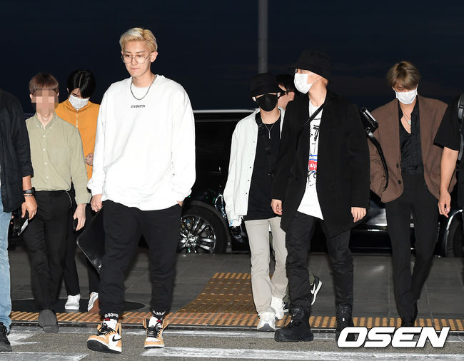 Group EXO left for Thailand Bangkok on the afternoon of the 19th through ICN airport KIX Passenger Terminal l.Group EXO is moving to the departure hall.