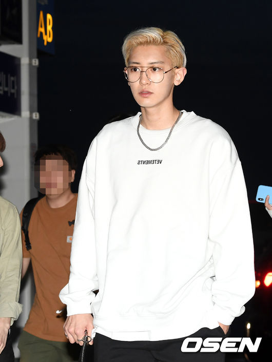 Group EXO left for Bangkok, Thailand, through Incheon International Airport Terminal 1 on the afternoon of the 19th.Group EXO Chanyeol is moving to the departure hall.