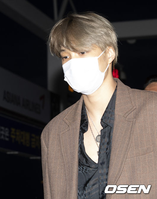 Group EXO left for Bangkok, Thailand, on the afternoon of the 19th through ICN Airport Terminal 1.Group EXO Kai is moving to the departure hall.