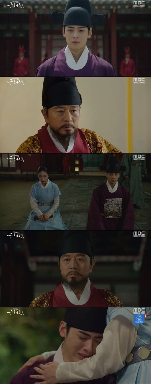 Jung Eun-woo asked Kim Min-Sang a straight question, but he was turned away.In MBC Tree Drama New cadet Rookie Historian Goo Hae-ryung broadcast on the 19th, Lee Lim (Jung Eun-woo), who had a sense of something, asked his father, Kim Min-Sang, to check whether he was his own son.Irim visited Itae on this day, but Itae did not want to meet Irim. Irim asked Itae outside the door, I came back with a device arrow. Do you not wonder if it is okay?Irim, who kneeled down, said, I must have abama today, I will not step down until then.Rookie Historian Goo Hae-ryung visited Leerim after hearing this news.Rookie Historian Goo Hae-ryung said: Mamas not all healed, please get up, but Irim didnt budge.Rookie Historian Goo Hae-ryung kneeled next to him and said, Then Ill wait for the entrance exam together.At this point, Itae appeared. I do not know what I want to hear, but I have nothing to say to you.Irim asked, Have you ever loved a device for a moment?Have you ever thought of me once, and I am asking if I am a son in the heart of Abama, Irim said.But Itae turned around without answering Irims question.On this day, Irim shed tears, recalling the past that had always been ignored by Itae since childhood.At this time, Rookie Historian Goo Hae-ryung appeared and patted Lee Lim silently and comforted him.: MBC Tree Drama New Entrepreneur Rookie Historian Goo Hae-ryung broadcast capture