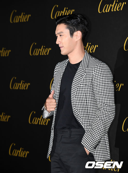 A jewelery brand photo event was held at the Es FActory in Seongsu-dong, Seoul on the afternoon of the 19th.Singer and Actor Choi Siwon is attending and posing.