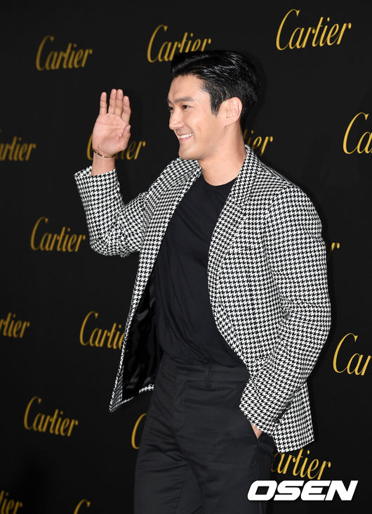 A jewelery brand photo event was held at the Es FActory in Seongsu-dong, Seoul on the afternoon of the 19th.Singer and Actor Choi Siwon is attending and posing.