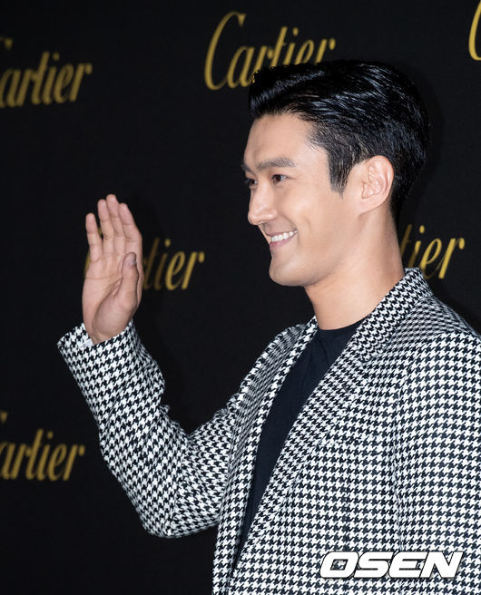 A brand photo event was held at the Es FActory in Seongsu-dong, Seoul on the afternoon of the 19th.Singer and Actor Choi Siwon is attending and posing.