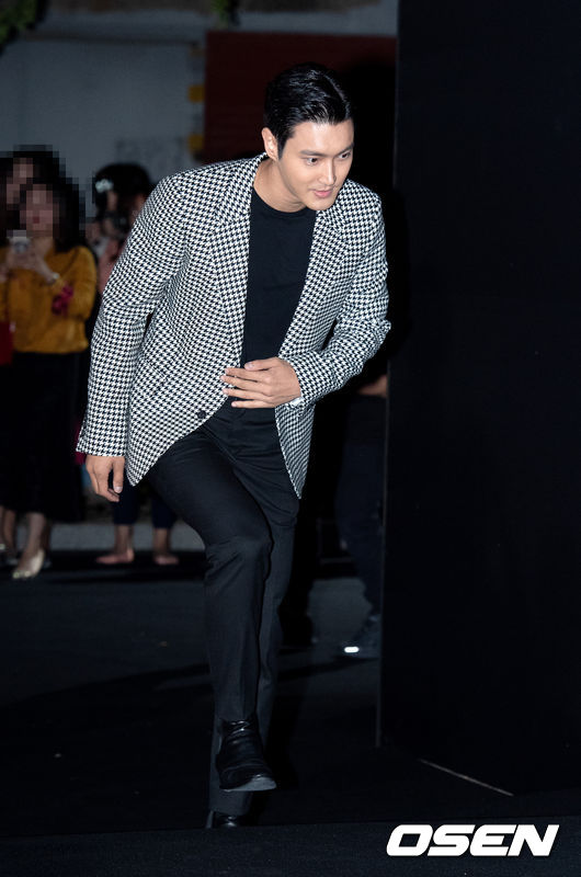 A brand photo event was held at the Es FActory in Seongsu-dong, Seoul on the afternoon of the 19th.Singer and Actor Choi Siwon is attending and posing.