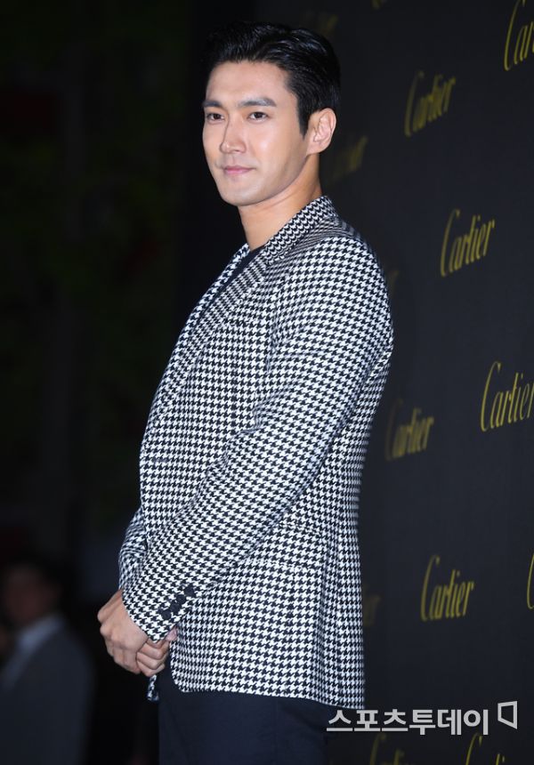 Super Junior Choi Choi Siwon poses at a watch brand event held at a building in Seongsu-dong, Seoul, Seoul, on the afternoon of the 19th.2019.09.19