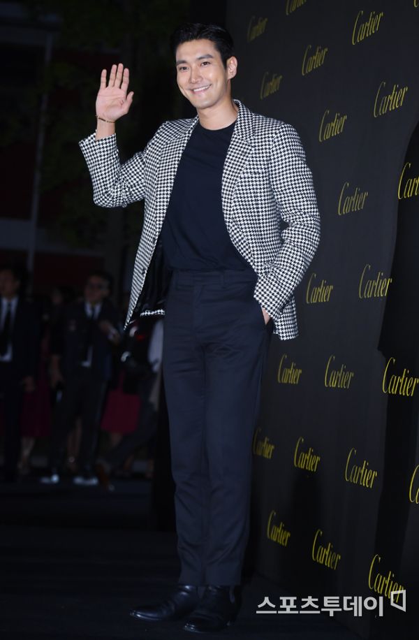 Super Junior Choi Siwon poses at a watch brand event held at a building in Seongsu-dong, SeongSeongdong District, Seoul on the afternoon of the 19th. 2019.09.19