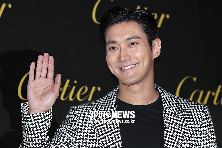 Super Junior Choi Siwon poses at a brand photo call event held at the Es Factory in Seongsu-dong, SeongSeongdong District, Seoul on the afternoon of the 19th.