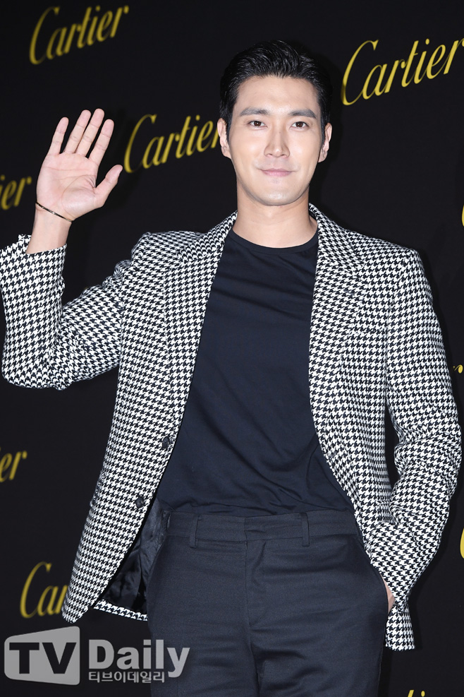 Cartier Eat Just Ang Clue Party Photo Call Event was held at the Es Factory in Seoul City Sejongdong District on the afternoon of the 19th.Super Junior Choi Choi Siwon attended the event and shined.[Cartier Eat Just Ang Clue Party Photocall
