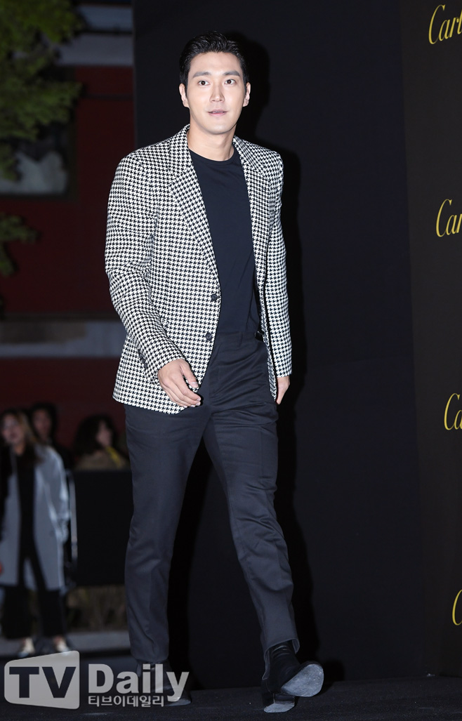 Cartier Eat Just Ang Clue Party Photo Call Event was held at the Es Factory in Seoul City Sejongdong District on the afternoon of the 19th.Super Junior Choi Siwon attended the event and shined.[Cartier Eat Just Ang Clue Party Photocall