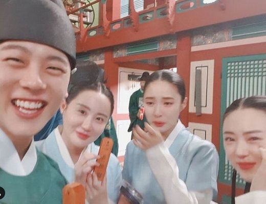 My dear family members of the court.Actor Shin Se-kyung took a photo of Celebratory with Actors, who co-stars in Rookie Historian Goo Hae-ryung, a new officer.has released the book.Shin Se-kyung posted his articles and photos on his instagram on the 18th. Shin Se-kyung posted Love family members.In the photo that was uploaded together, Shin Se-kyung poses with Lee Ye-rim, Jang Yoo-bin and Lee Jung-ha, who appear in the family members of the family.Shin Se-kyung and other actors bright smiles attract attention by giving a glimpse of the atmosphere of the filming scene.Shin Se-kyung is the Entertainment Weekly in the role of Kwon Ji Rookie Historian Goo Hae-ryung in the new officer Rookie Historian Goo Hae-ryung.