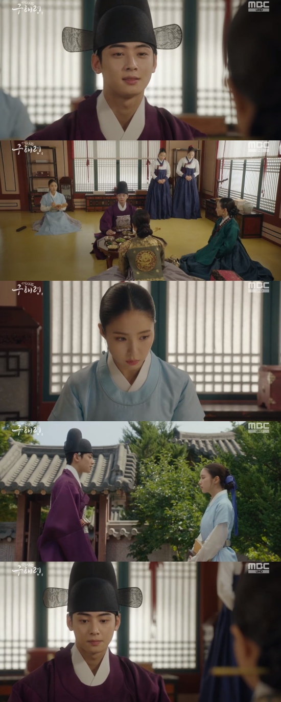New cadet Rookie Historian Goo Hae-ryung Cha Eun-woo and Shin Se-kyung revealed their affection for each other.In the 33rd and 34th MBC drama The New Entrepreneur Rookie Historian Goe-ryung broadcast on the 18th, Lee Rim (Cha Eun-woo) Rookie Historian Goo Hae-ryung (Shin Se-kyung) were shown trying to accept the farewell.On the same day, Lee Tae (Kim Min-sang) ordered the Wedding Bible to be destroyed, and Dae-han Lim (Kim Yeo-jin) took Lee to visit the tomb of King Yong-ju Lee Kyum (Yoon Jong-hoon).After going to the grave, Im drank with Lee Lim and said, It would have been better if the mate of the Taoist was together on a good day.I will find the right Kyusu for our garden on the day when this grandmother is not long. But Irim said, I dont want to marry now; I realized that being a mans fascination is a way to hold all the lives of that GLOW.The device is not enough yet, he said. Do not say so much, but there is another man in the land like a garden.Further, Mr. Lim told Rookie Historian Goo Hae-ryung, Is not it?I think you have seen it in the melted hall. Rookie Historian Goo Hae-ryung said, You are a great soldier.There is no shortage of any GLOW. At this time, an awkward airflow flowed between Irim and Rookie Historian Goo Hae-ryung.Lee said, Do not be uncomfortable. You are a soldier and I have to keep meeting you as long as I live in the palace.I do not want to see this hardened every time I do, he said. Rookie Historian Goo Hae-ryung said, I am careful.I think I will treat Mama as before, even if I am unintentional. In the end, Irim said, Is that what you are careful about? Scratching my stomach with the word that it is not worthy of any GLOW?And Rookie Historian Goo Hae-ryung also said, Then how should I answer there?Im the GLOW youre in love with. Im the officer, as you say. So Im trying. Whats Mamas mind.I do not want to think about my mind. Irim said, I did my best to you and theres no fuss, so treat me like nothing happened, because Im trying.That night Rookie Historian Goo Hae-ryung encountered Irim walking outside the room, and said, Did you have another dream?Ill have my lordship give me some medicine. Irim said, Not like that. Its weird. Mama brought me to the grave of the King.I do not answer this unless it is a heavy GLOW. Rookie Historian Goo Hae-ryung said, Yes.I was a little curious, he said.In addition, Irim said, I have never had a bad dream since you came to the melted-down party, so now you do not have to worry about me.In addition, Irim was suddenly attacked on his way back to the palace, and in a confused situation, Rookie Historian Goo Hae-ryung blocked his body so that he did not fit the arrow.Photo = MBC Broadcasting Screen