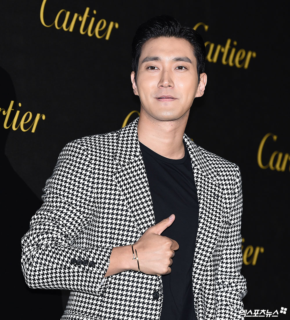 Super Junior Choi Siwon, who attended a jewelry collection party of a jewelry brand held at the Es Factory in Seongsu-dong, Seoul on the afternoon of the 19th, has photo time.