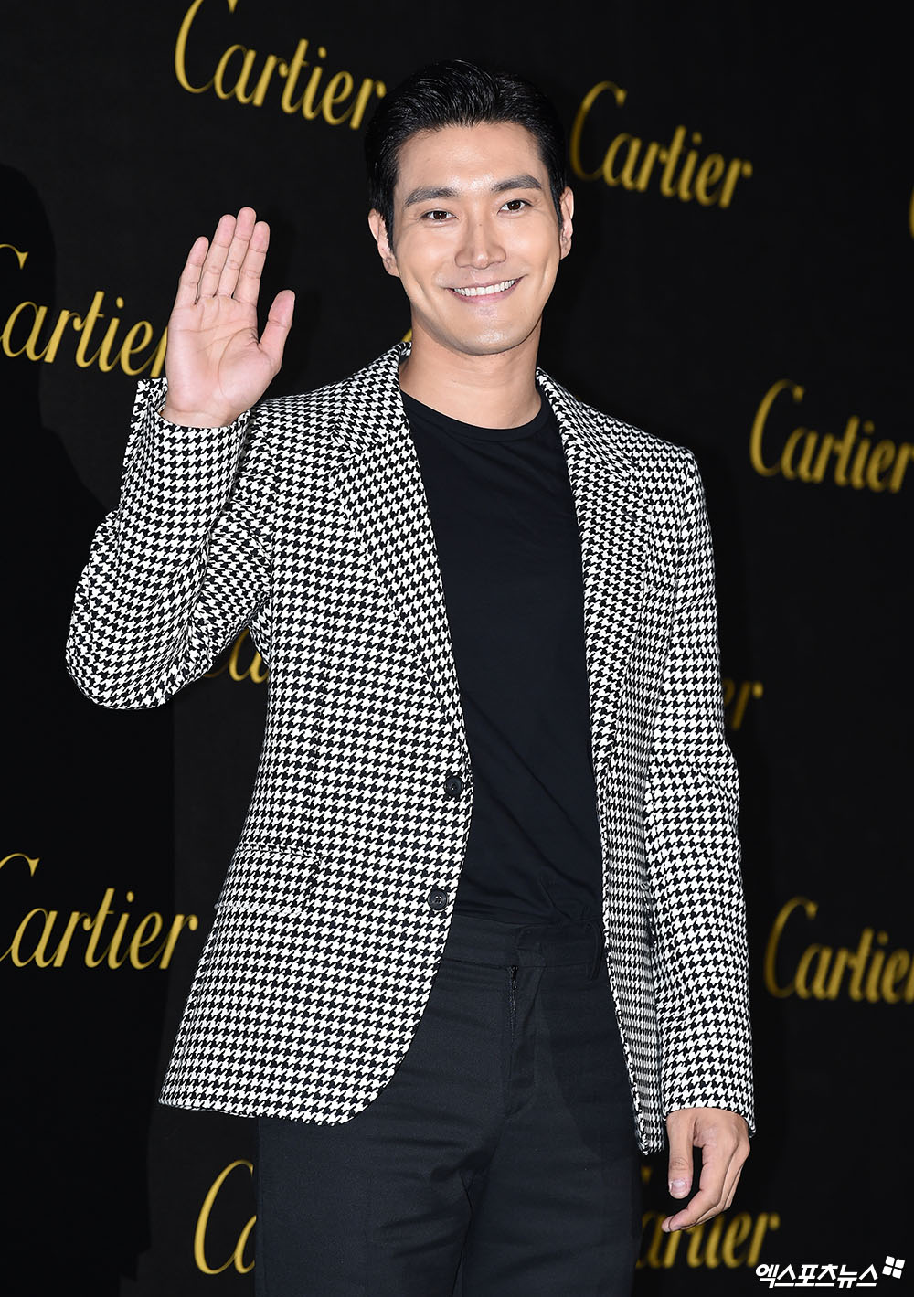 Super Junior Choi Siwon, who attended a jewelry collection Party of a jewelry brand held at the Es Factory in Seongsu-dong, Seoul on the afternoon of the 19th, has photo time.