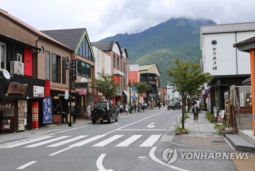 한국의 일본 여행 불매 운동에 한산한 일본 유후인 거리 (유후인[일본 오이타현]=연합뉴스) 김병규 특파원 = 지난 8월 13일 한국의 일본 여행 불매 운동으로 인해 한국인 관광객의 발길이 끊기며 한산해진 온천마을 유후인(湯布院) 거리의 모습.[연합뉴스 자료사진]