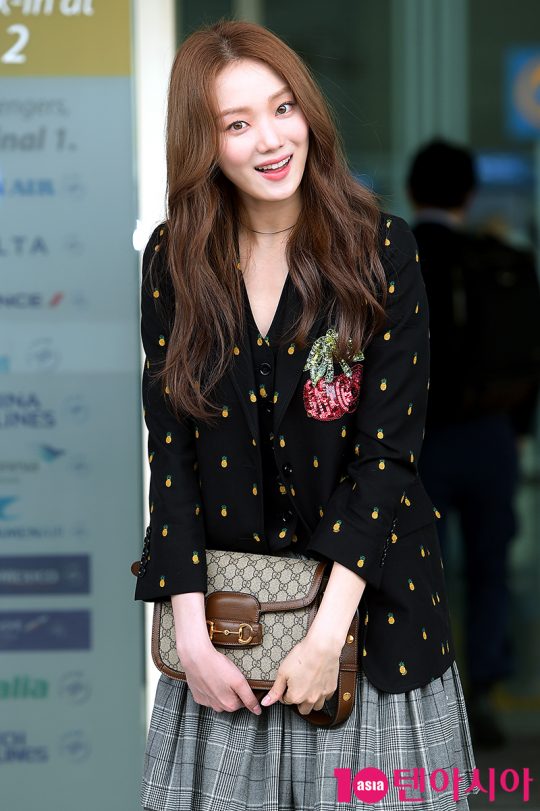 Actor Lee Sung-kyung is leaving for Milan on the afternoon of the 20th to attend the Gucci 2020 SS Fashion show through the Incheon International Airport.