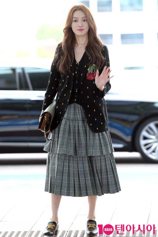 Actor Lee Sung-kyung is leaving for Milan to attend the Gucci 2020 SS Fashion Show through the Incheon International Airport on the afternoon of the 20th.