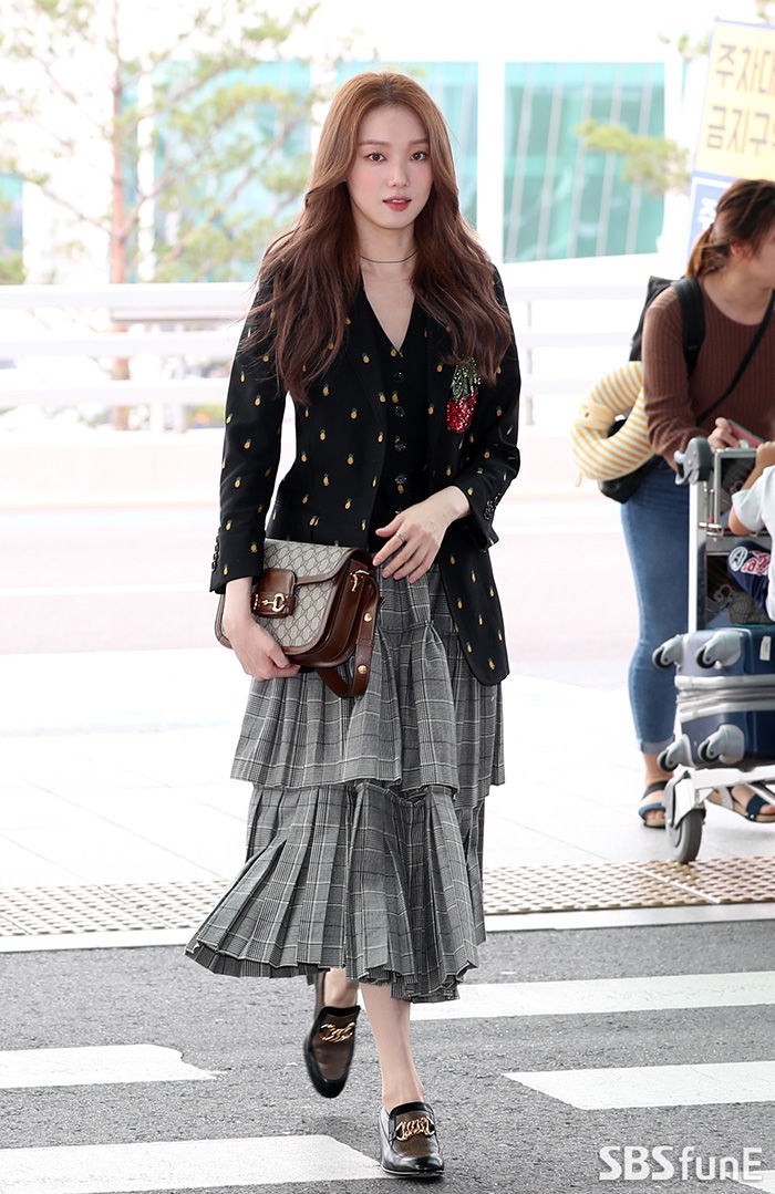 Actor Lee Sung-kyung, who departs for Italy Milan to attend the Fashion show, arrives at Incheon International Airport on the afternoon of the 20th and heads to the departure hall.