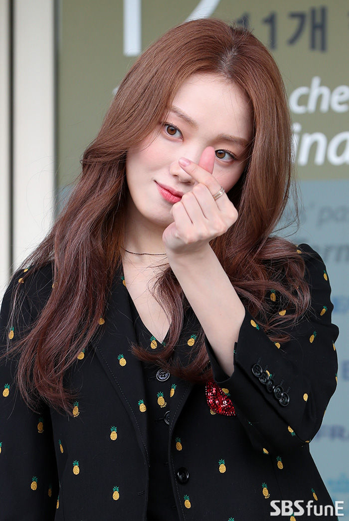 Actress Lee Sung-kyung, who is departing with Italy Milan to attend the Fashion show, arrives at Incheon International Airport on the afternoon of the 20th and poses for the camera as she heads to the Departure Field.