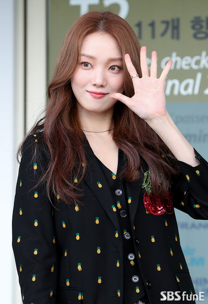 Actress Lee Sung-kyung, who departs for Italy Milan to attend the Fashion show, arrives at Incheon International Airport on the afternoon of the 20th and poses for the camera as she heads to the departure hall.