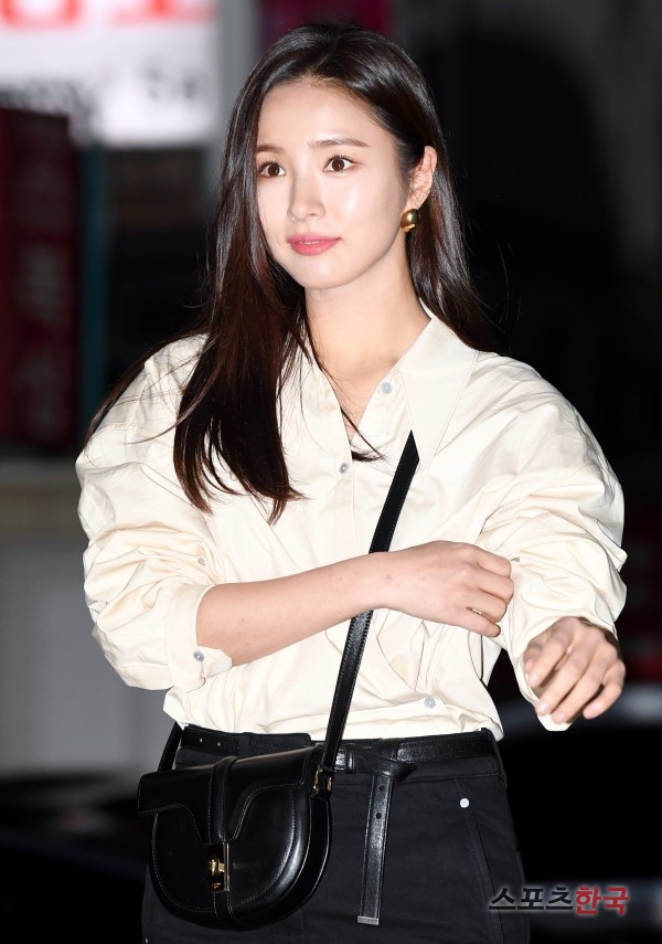 Shin Se-kyung is attending the MBC drama Na Hae-ryung at a restaurant in Seoul Youngdeungpo District on the afternoon of the 20th.