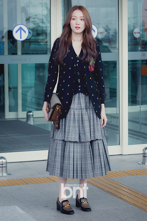 Actor Lee Sung-kyung left for Italy Milan on Tuesday afternoon to attend Milan Fashion Week.Actor Lee Sung-kyung has photo time in front of the departure hall.news report