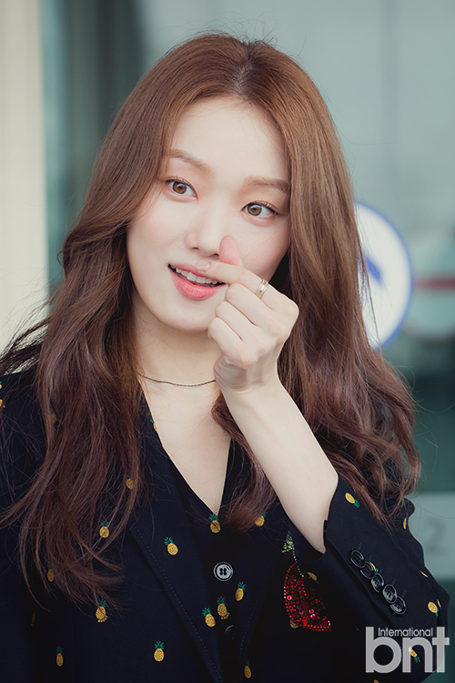 Actor Lee Sung-kyung left for Italy Milan on Tuesday afternoon to attend Milan Fashion Week.Actor Lee Sung-kyung has photo time in front of the departure hall.news report
