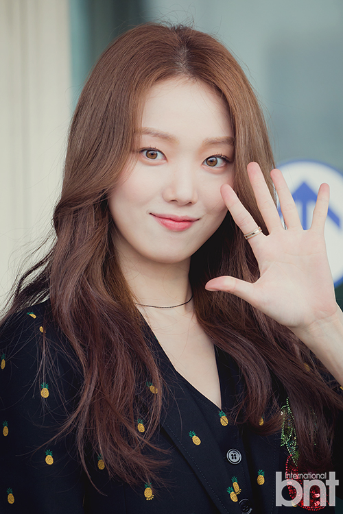 Actor Lee Sung-kyung left for Italy Milan on Tuesday afternoon to attend Milan Fashion Week.Actor Lee Sung-kyung has photo time in front of the departure hall.news report