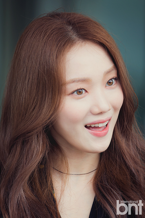 Actor Lee Sung-kyung left for Italy Milan on Tuesday afternoon to attend Milan Fashion Week.Actor Lee Sung-kyung has photo time in front of the departure hall.news report