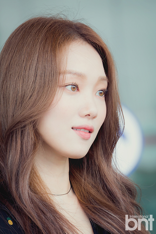 Actor Lee Sung-kyung left for Italy Milan on Tuesday afternoon to attend Milan Fashion Week.Actor Lee Sung-kyung has photo time in front of the departure hall.news report
