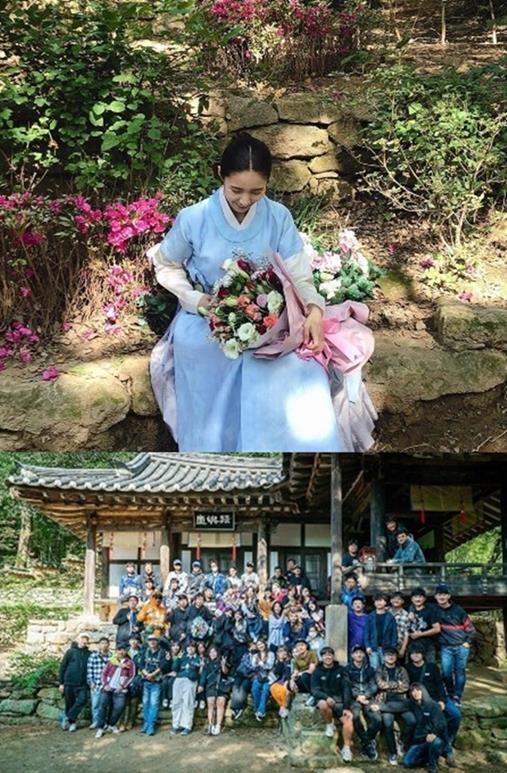 Thank you, LoveActor Shin Se-kyung announced the last filming of the MBC drama Na Hae-ryung.Shin Se-kyung posted a recent photo on his SNS on the 19th with an article entitled Last shooting, Thank you Love.In the photo, Shin Se-kyung is holding a bouquet of flowers and making a bright smile.Particularly after the last shooting, the group commemorative photo attracts attention.Meanwhile, Na Hae-ryung, the new employee, had a romance between Na Hae-ryung, the first lady of Joseon, and Prince Lee Rim (Cha Eun-woo), the mother of Solo, and the new actors including Park Ki-woong, Sung Ji-ru and Kim Yeo-jin showed fantastic breathing.