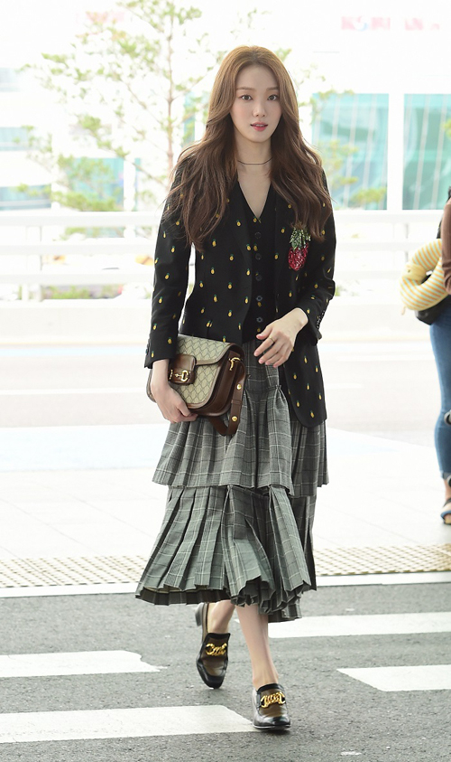 Model and actor Lee Sung-kyung left for Italy Milan on the 20th through Incheon International Airport to attend the Gucci 2020 spring summer collection fashion show on the 22nd.Lee Sung-kyung added to the stylishness by matching a black and white pleats skirt with a cherry embroidery decoration and a black single bust jacket featuring pineapple patterns, which are Guccis 2019 pre-pol collection look.In addition, the GG Supreme pattern of the first line in the 2020 cruise collection attracted Eye-catching by directing a moccasin shoes with a hallsbit and chunky gold chain in the GG 1955 Hallsbit shoulder bag.Lee Sung-kyung will attend the Gucci 2020 spring summer fashion show at the Italian Milan Gucci hub at 4 p.m. on September 22 (local time).