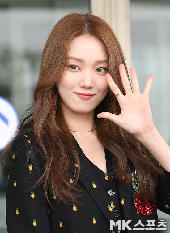 Actor Lee Sung-kyung left for Milan, Italy, via ICN Airport Terminal 2 to attend the fashion show on the afternoon of the 20th.Lee Sung-kyung to step to the departure hall with a bright expression.