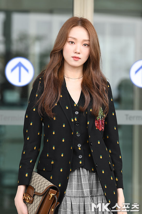 Actor Lee Sung-kyung left for Milan, Italy, via ICN Airport Terminal 2 to attend the fashion show on the afternoon of the 20th.Lee Sung-kyung to step to the departure hall with a bright expression.
