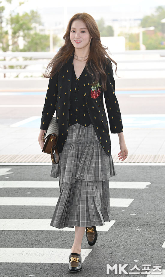 Actor Lee Sung-kyung left for Milan, Italy, via ICN Airport Terminal 2 to attend Fashion show on Tuesday afternoon.Lee Sung-kyung to step to the departure hall with a bright expression.