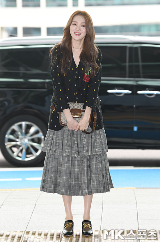 Actor Lee Sung-kyung left for Milan, Italy, via ICN Airport Terminal 2 to attend Fashion show on Tuesday afternoon.Lee Sung-kyung to step to the departure hall with a bright expression.