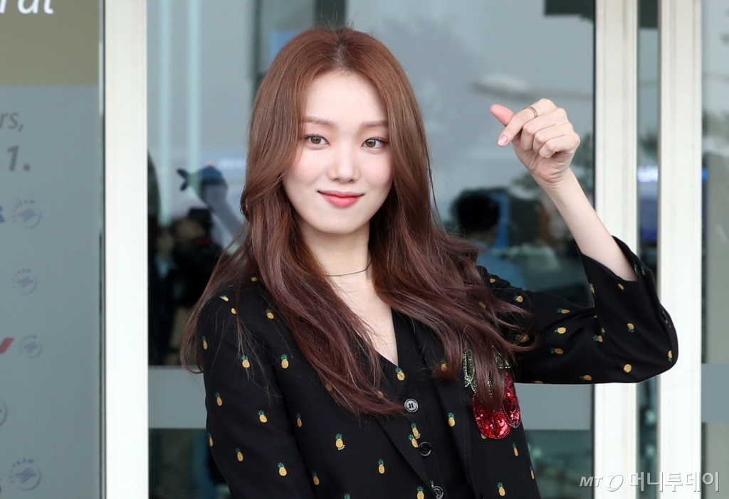 Actor Lee Sung-kyung is leaving Incheon International Airport on the afternoon of the 20th to attend the fashion brand event in Italy Milan.
