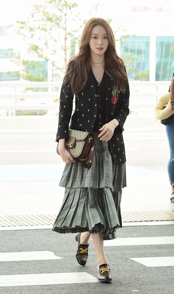 Lee Sung-kyung added to the stylishness by matching a black and white pleats skirt with a cherry embroidery decoration and a black single bust jacket featuring pineapple patterns, which are Guccis 2019 pre-pol collection look.In addition, the GG Supreme pattern of the first line in the 2020 cruise collection attracted Eye-catching by directing a moccasin shoes with a hallsbit and chunky gold chain in the GG 1955 Hallsbit shoulder bag.