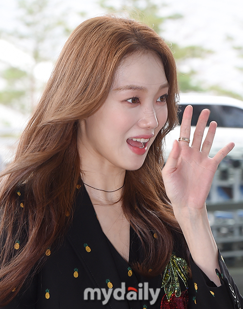 Model and actor Lee Sung-kyung left for Milan, Italy, via Incheon International Airport to attend the Gucci 2020 spring summer collection fashion show on the 22nd.Lee Sung-kyung added to the stylishness by matching a black and white pleats skirt with Guccis 2019 pre-pol collection look, a cherry embroidery decoration and a black single Brest Jacket featuring pineapple patterns.In addition, the GG Supreme pattern, which debuted in the 2020 cruise collection, attracted attention by directing the moccasin shoes with a Holsbit and a chunky gold chain in the GG 1955 Holsbit shoulder bag.