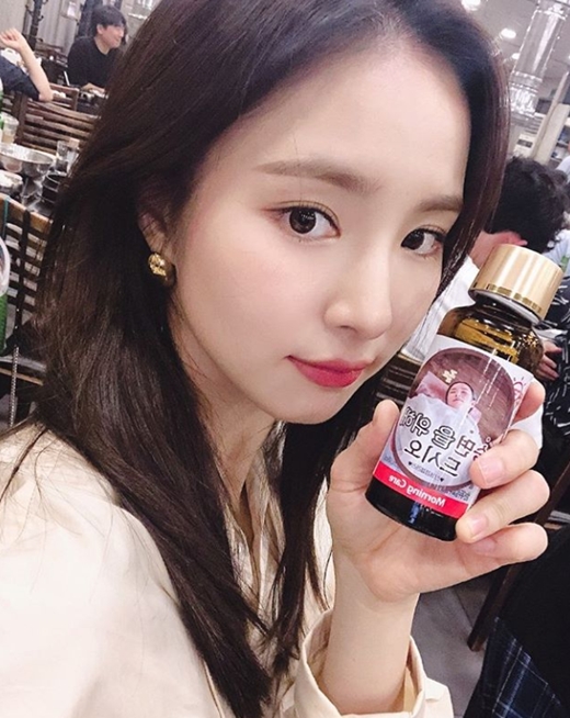 Actor Shin Se-kyung has delivered thank you greeting fans to CheeringShin Se-kyung posted a picture on her Instagram page on Tuesday.In the open photo, Shin Se-kyung is smiling with a bottle of beverage with the phrase eat for sleep and stickers with his own photos.Shin Se-kyung is eye-catching as she shows off her simple yet innocent look.On the other hand, Shin Se-kyung is appearing in the MBC drama Na Hae-ryung as Na Hae-ryung.
