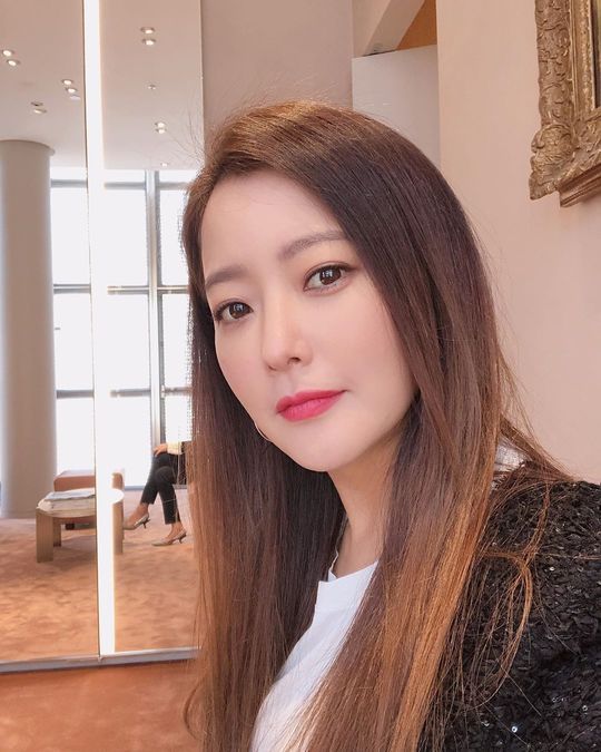 Kim Hee-sun shows off her elegant beautiful looksActor Kim Hee-sun uploaded a picture to his Instagram on September 20.Kim Hee-sun in the photo stares at the camera with a dazed eye, boasting an alluring charm with a sleek nose and dark features.han jung-won